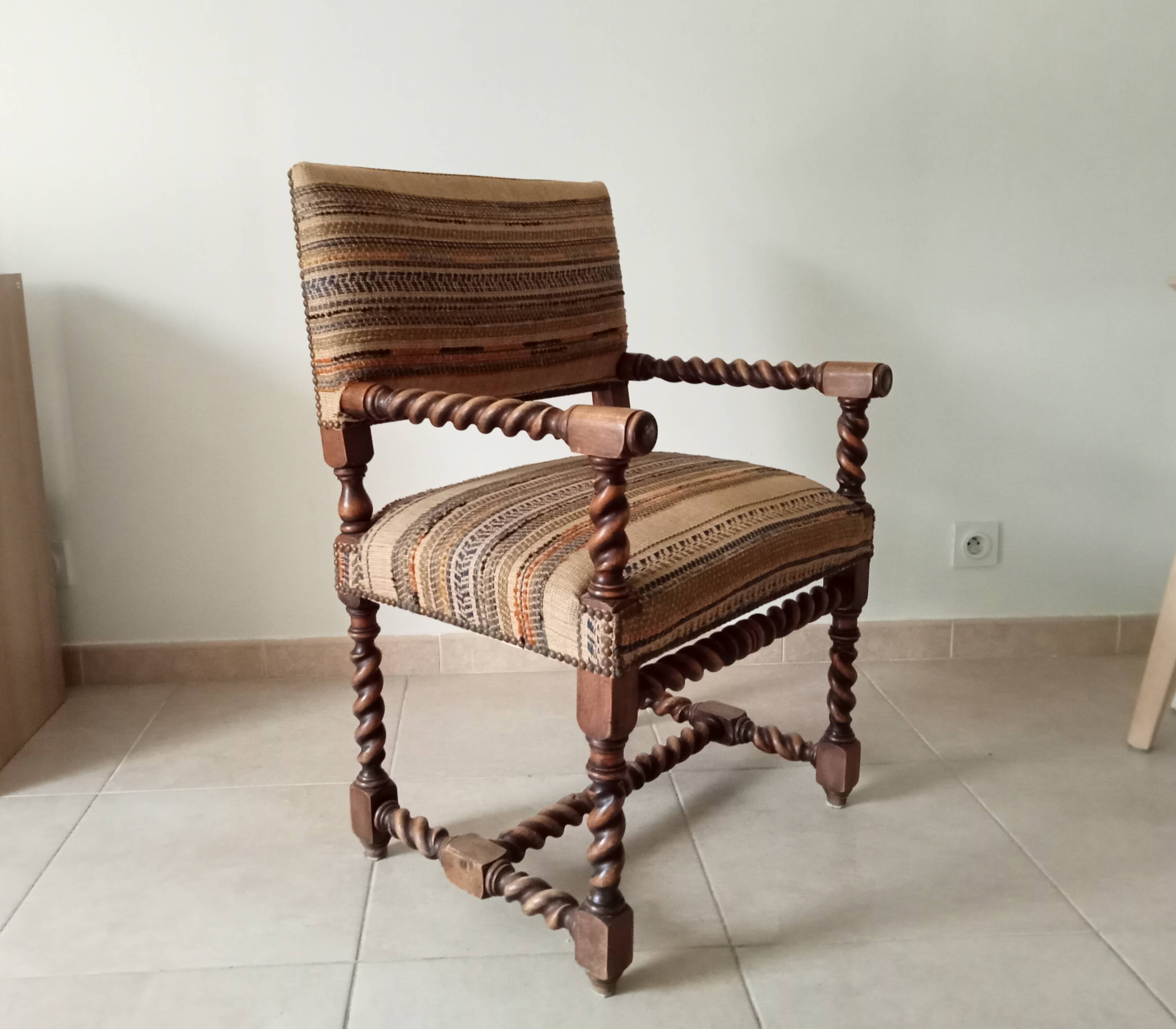 Ancien fauteuil "caqueteuse" de style Louis XIII