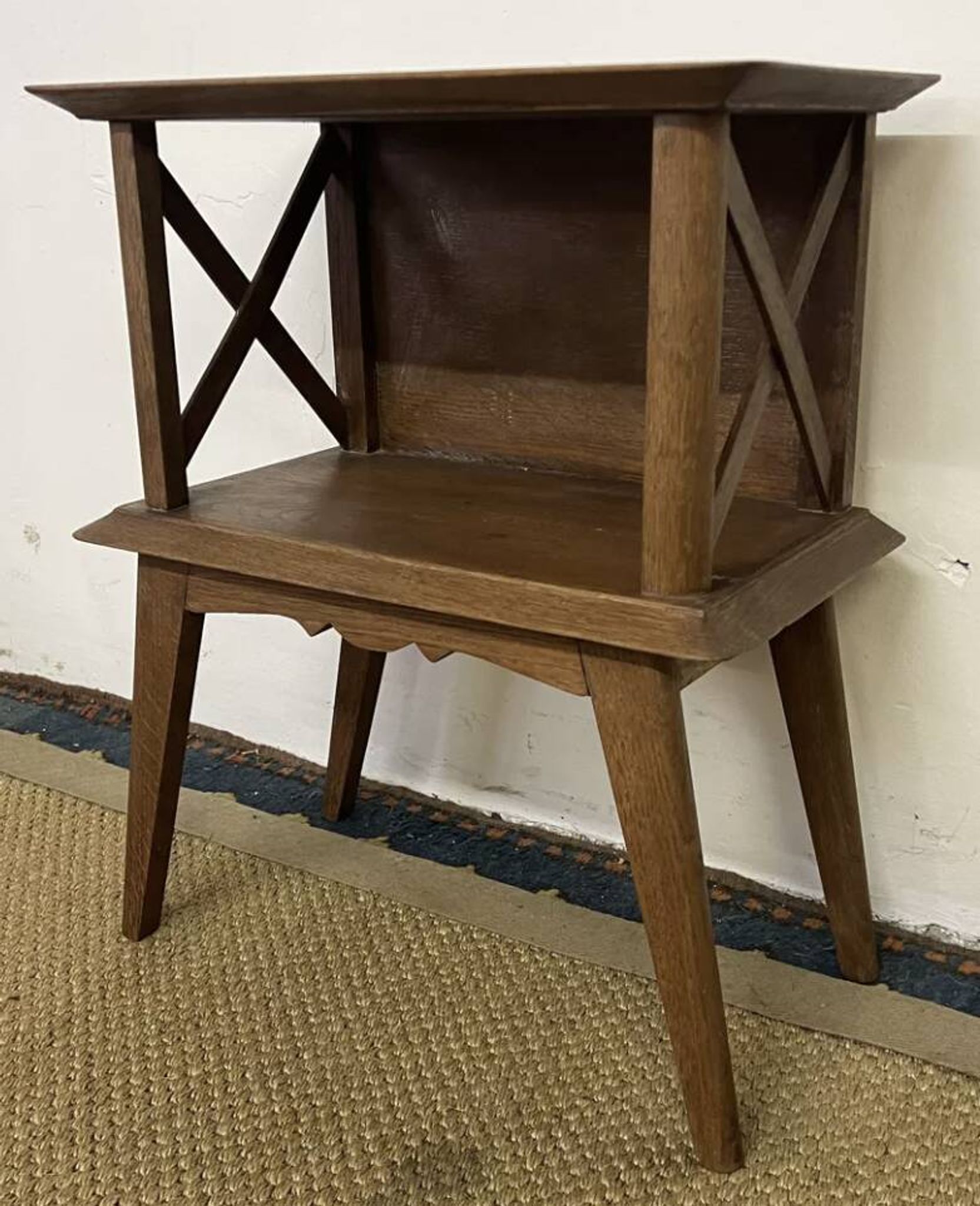 Table de chevet à croisillons, pieds compas vintage