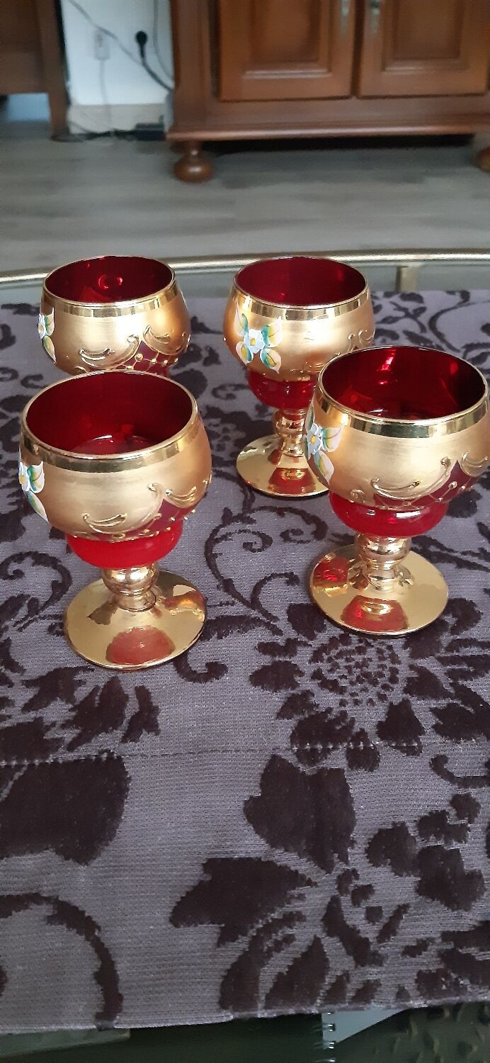 Verres rouges, dorés