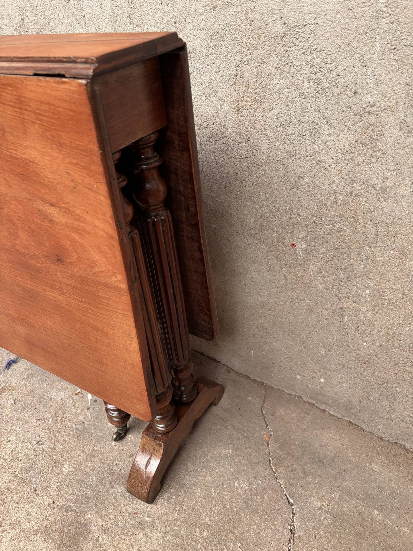 Extensible Napoleon III gateleg table