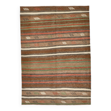 Tapis Kilim Vintage – Rayures Naturelles aux Tons Terreux, 136x195 Cm
