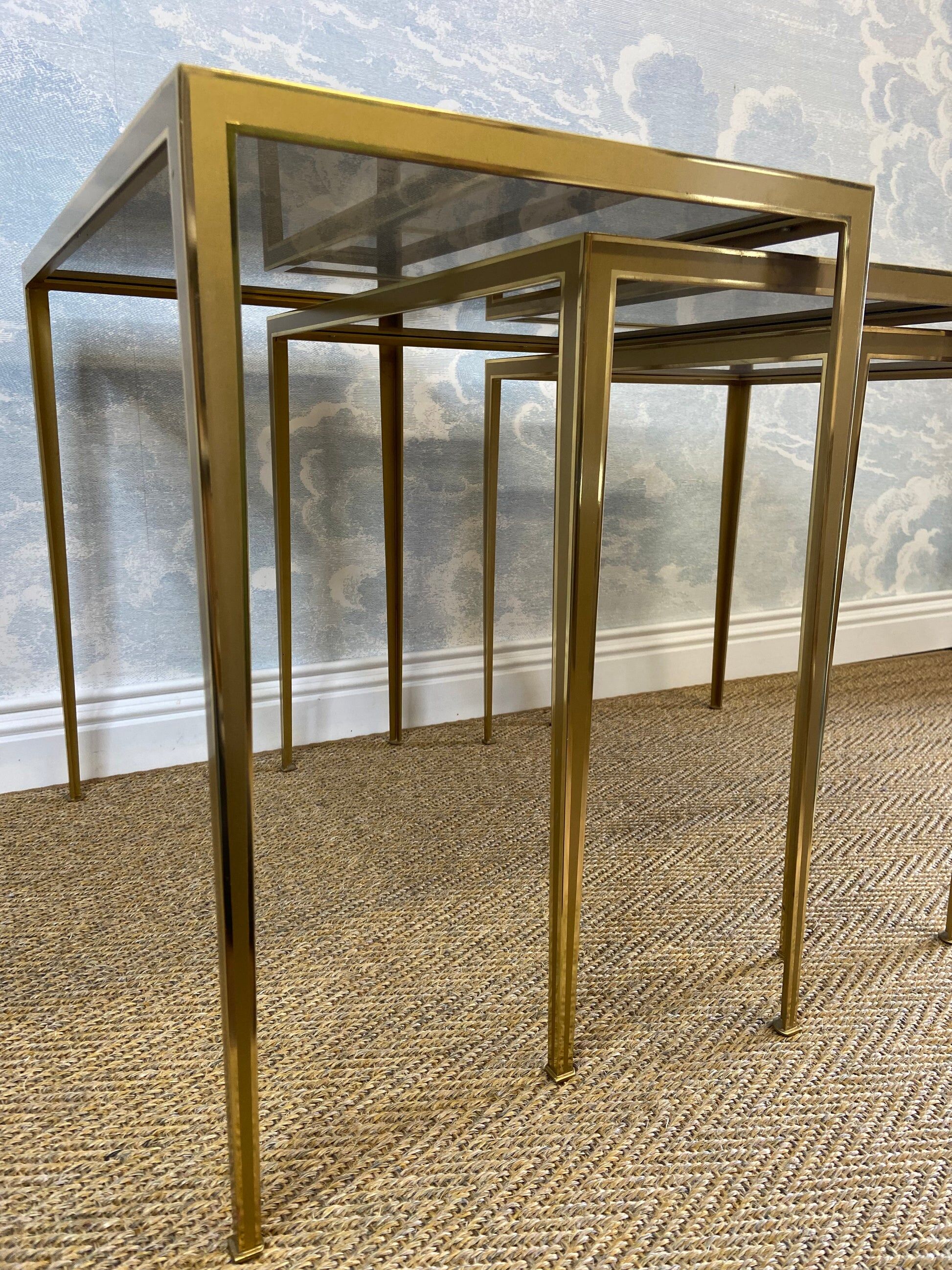 Set of 3 nesting tables in brass, Hollywood Regency, Vereinigte Werkstätten, Germany, 1960s.