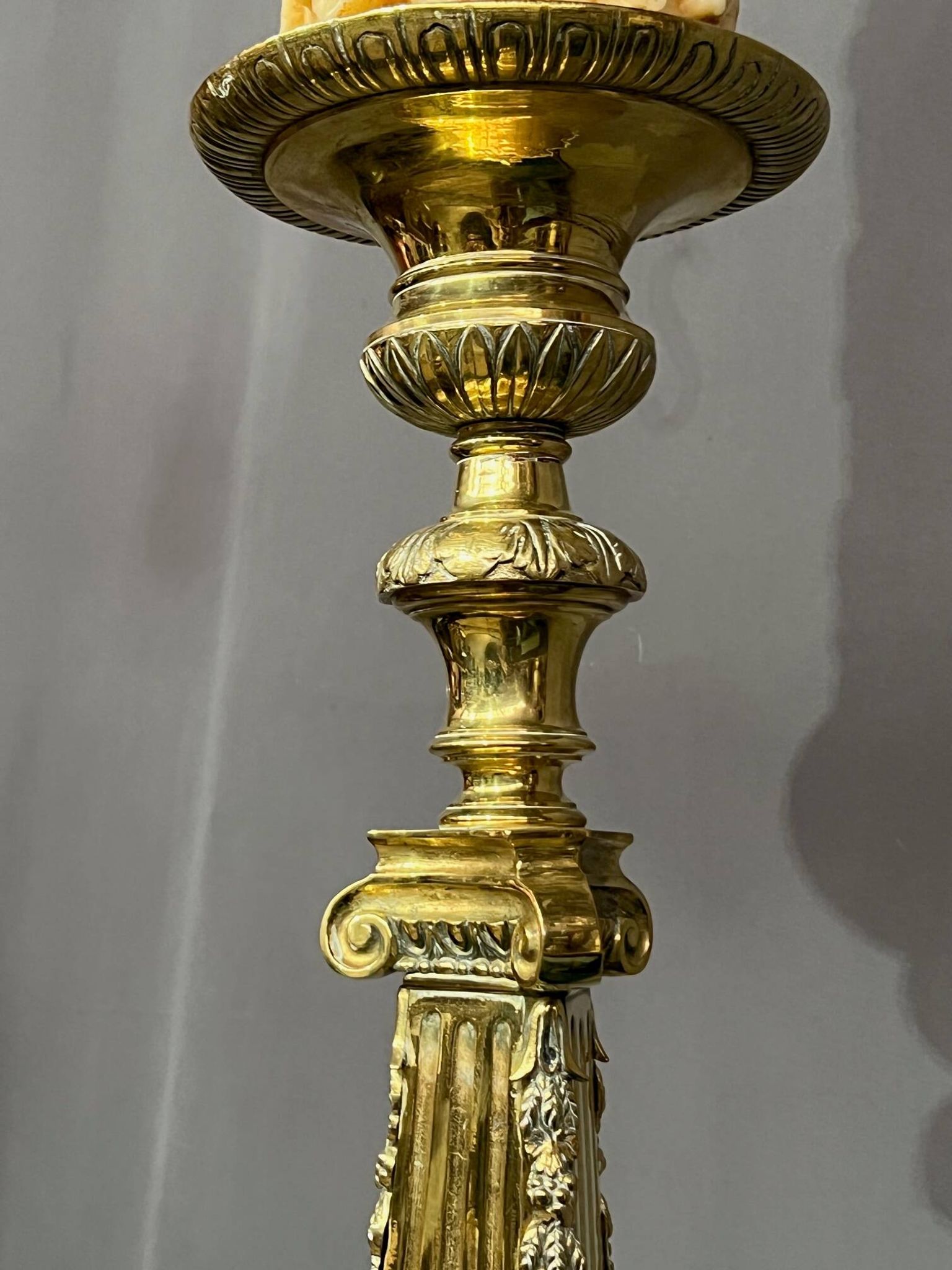 Large floor candelabrum in solid bronze. Height 100 cm.
