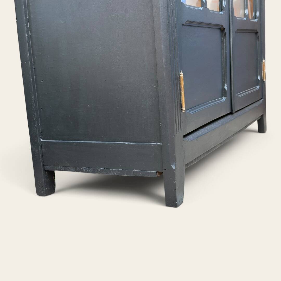 Armoire parisienne noire vitrée rénovée