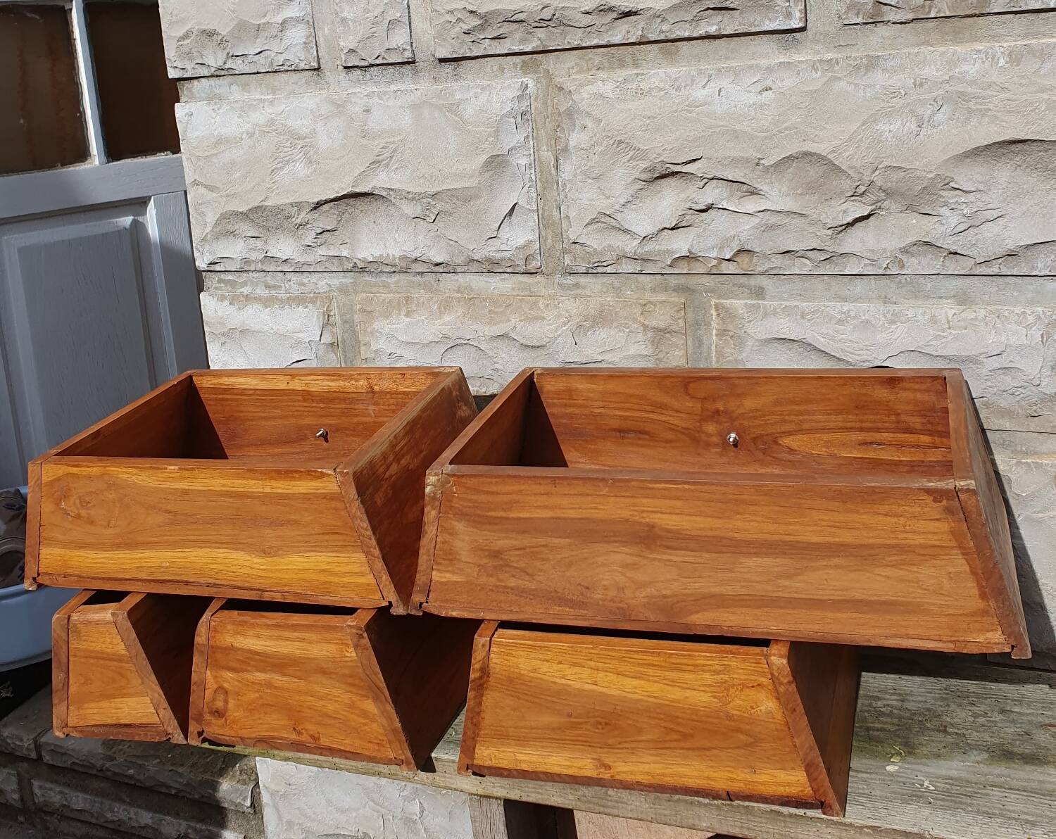 Pyramid-shaped chest of drawers