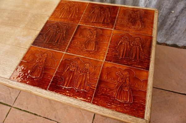 Table basse vintage avec inserts en carrelage