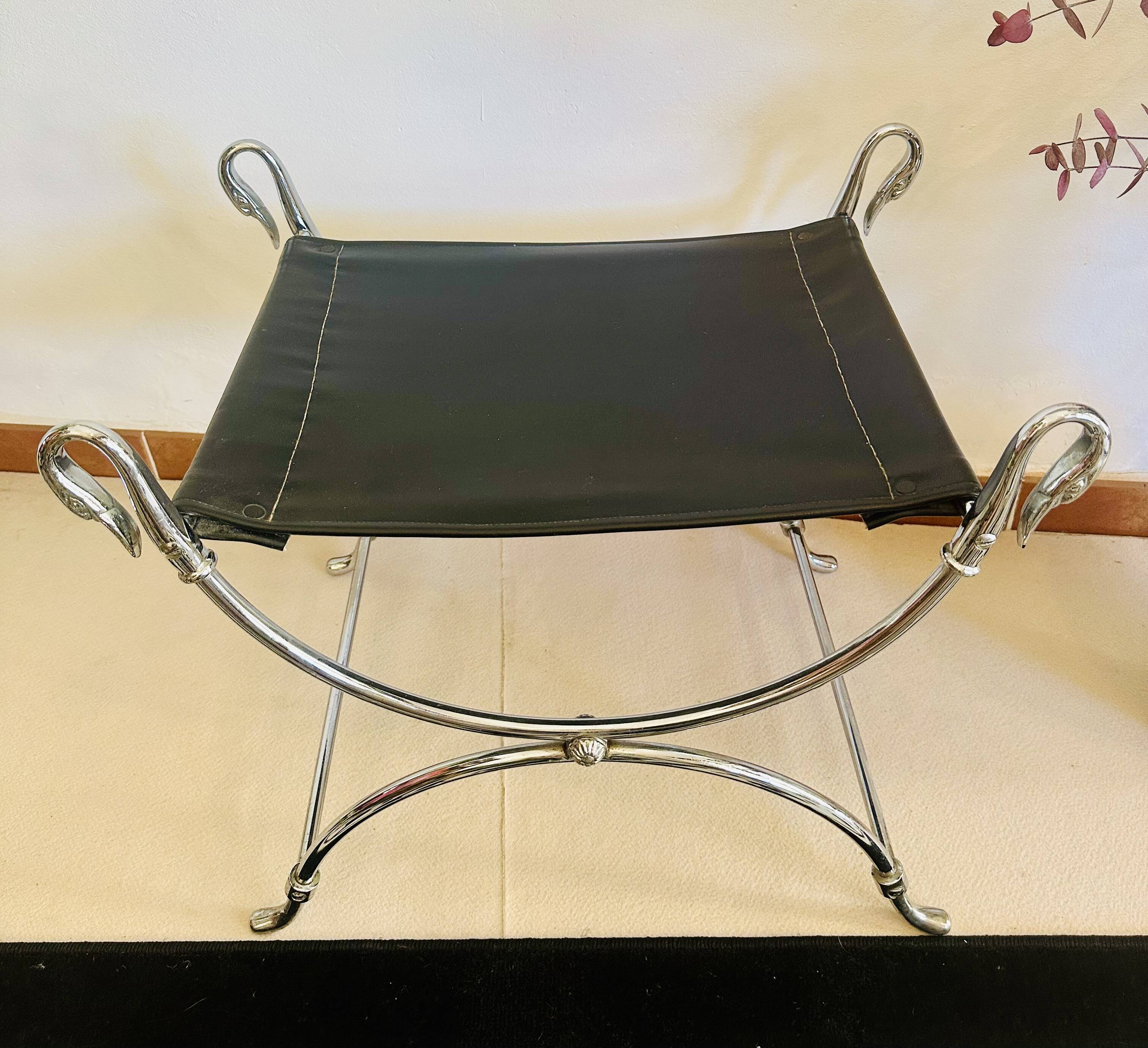 Tabouret Curule Style Maison Jansen en Acier Chromé et Cuir Noir