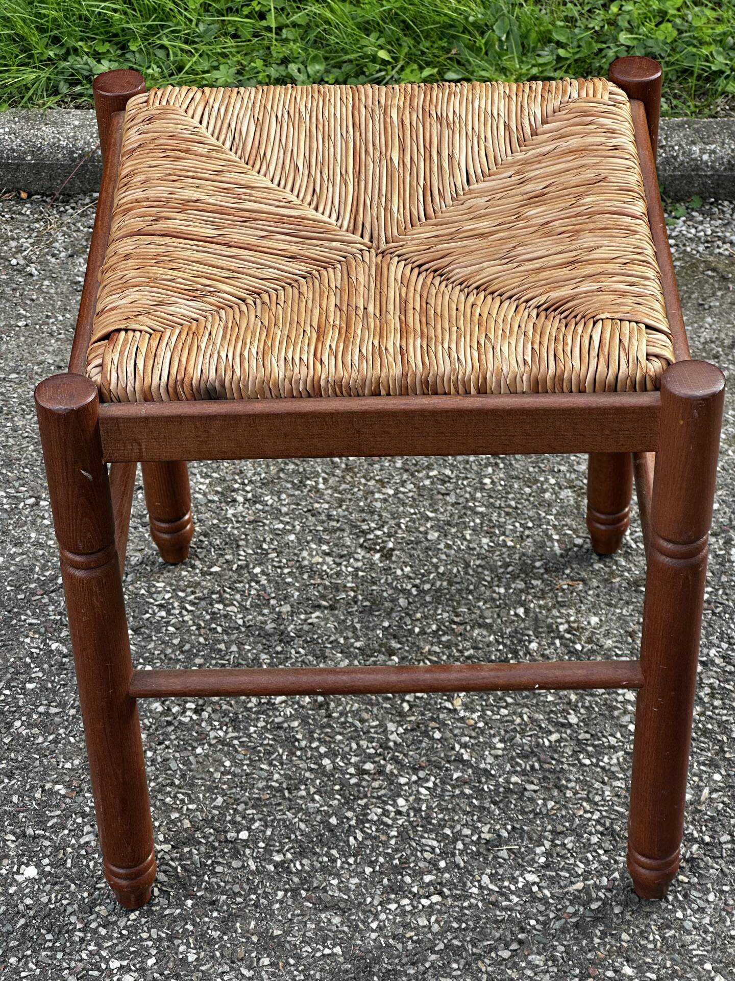 Paire de tabourets années 50 en bois et assise paillée