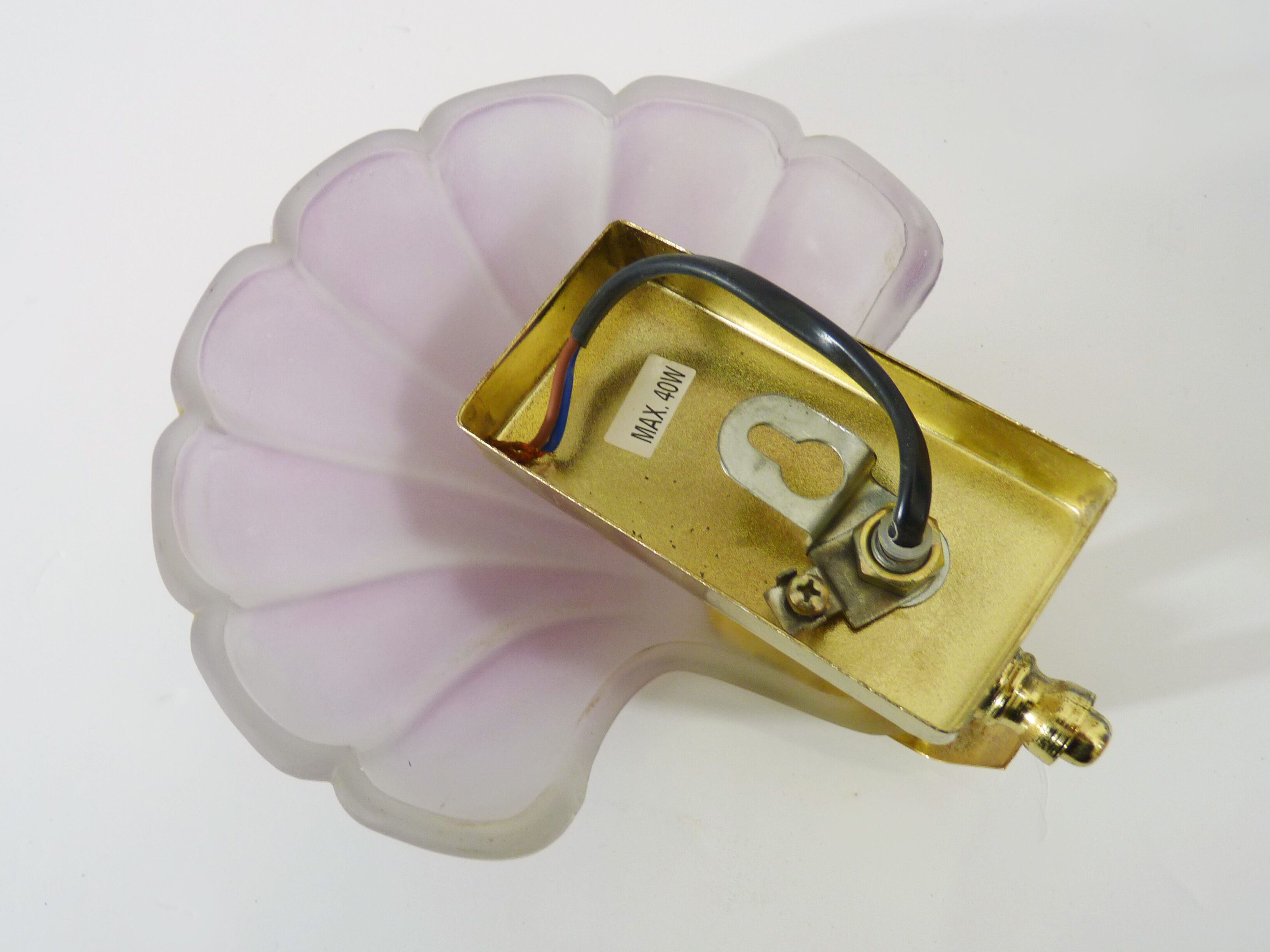 Wall wall lamp shell in pink scribbled glass, gilded metal and brass. Year 70