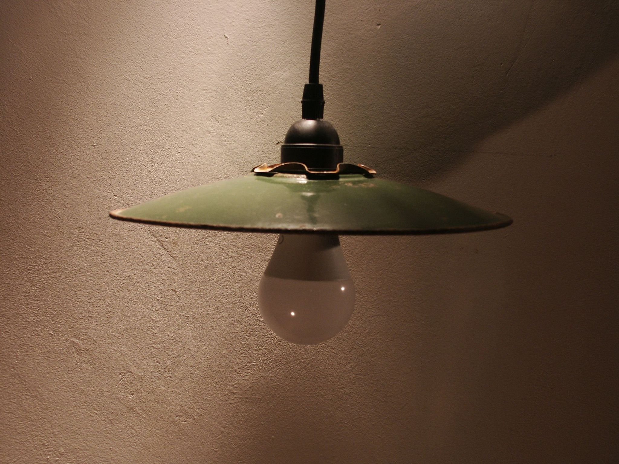 Green enameled sheet suspension