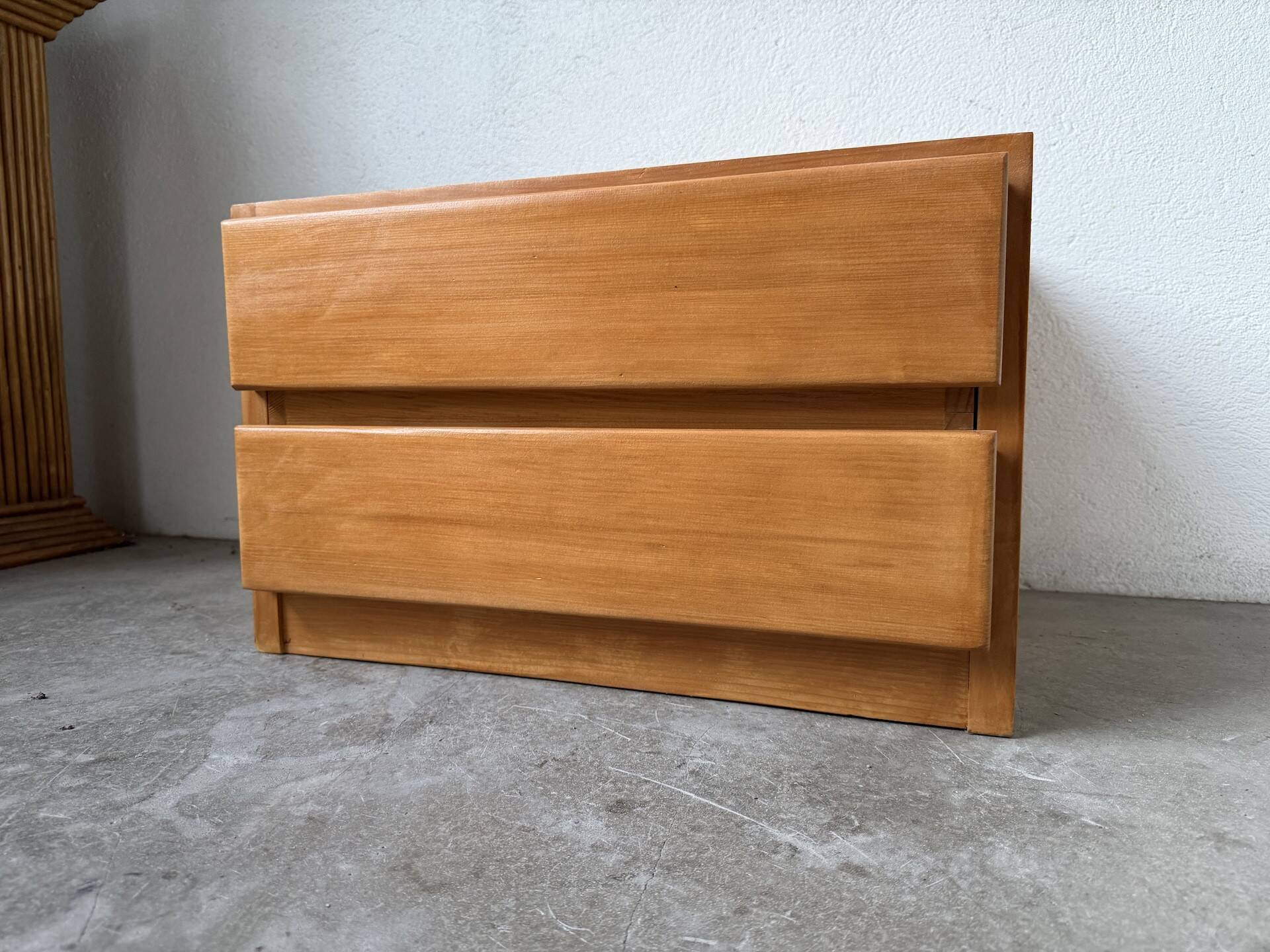 Regain bedside table in solid elm