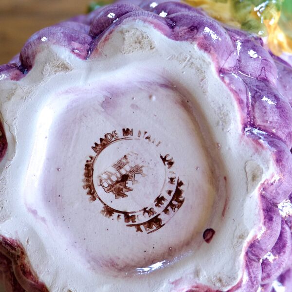 Pichet ancien en barbotine de Bassano, modèle raisin