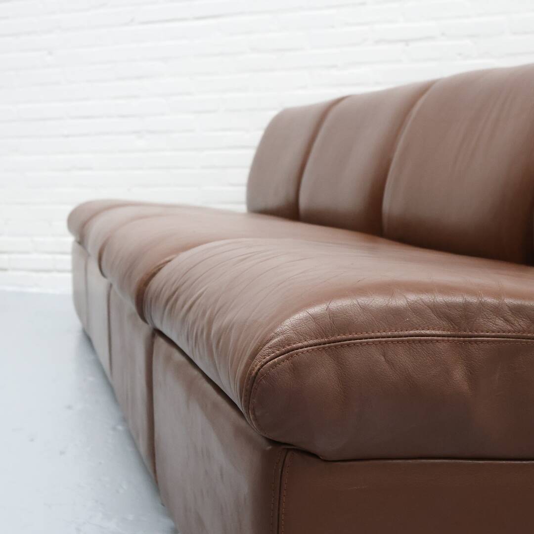 Canapé modulable en cuir cognac par Artifort