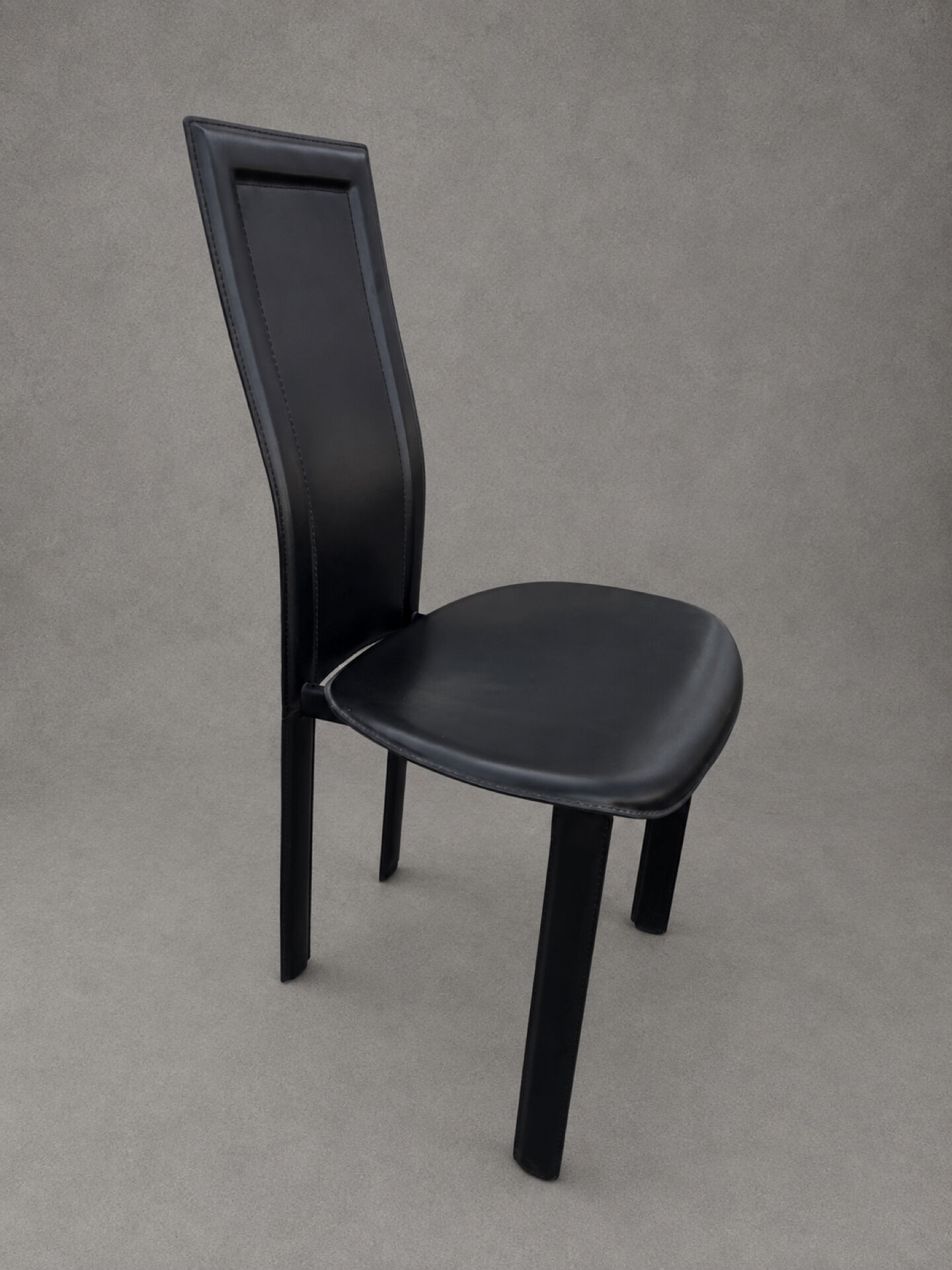 4 black leather chairs – Elegance and design
