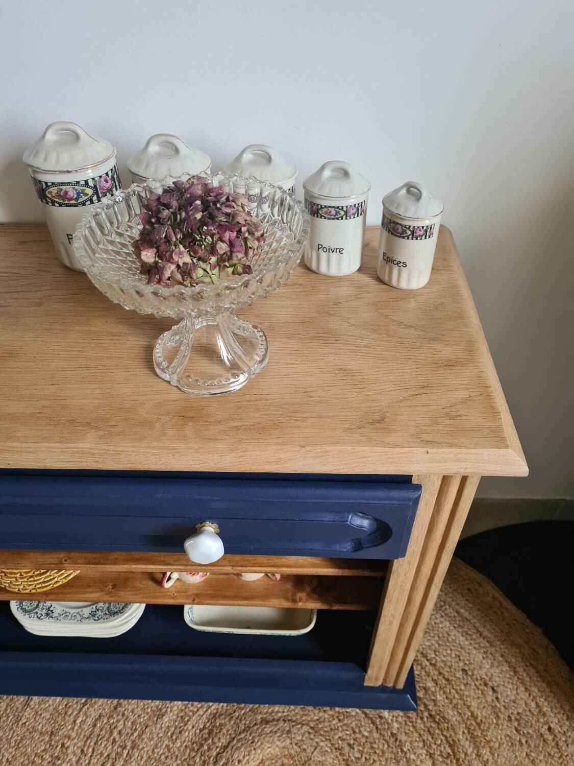 Buffet ouvert bleu de Sèvres et bois