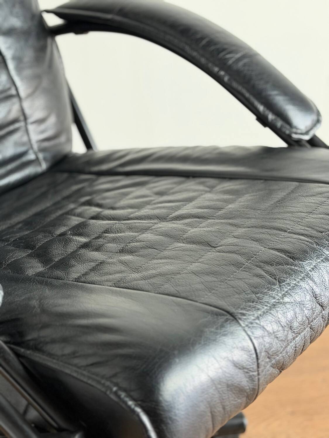 Danish swivel armchair in black leather – 1970s/80s - Skipper Furniture