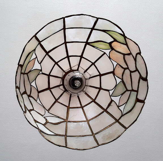 Mother-of-pearl suspension with art deco flowers