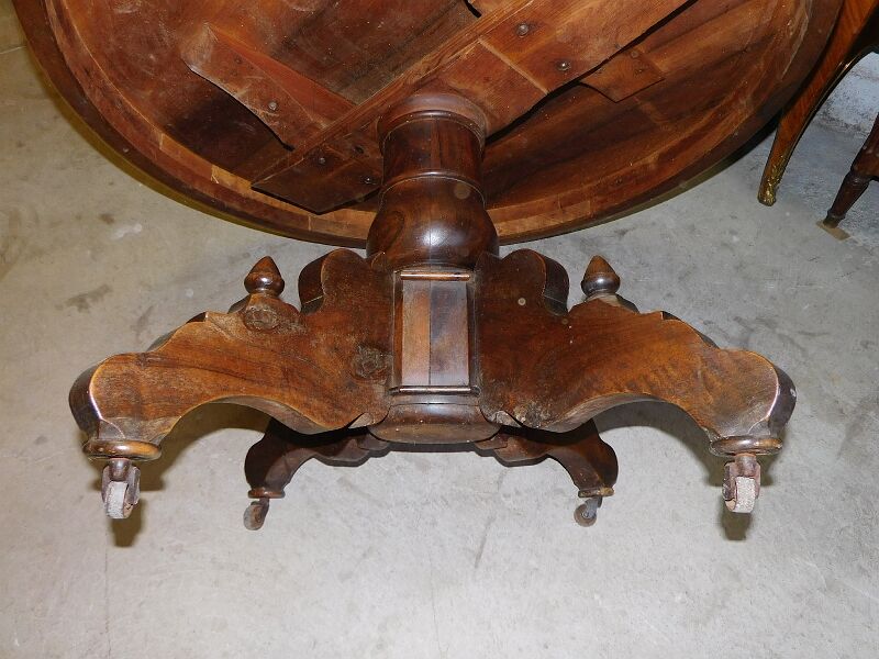 Gueridon foot central in noyer of the 19th siecle