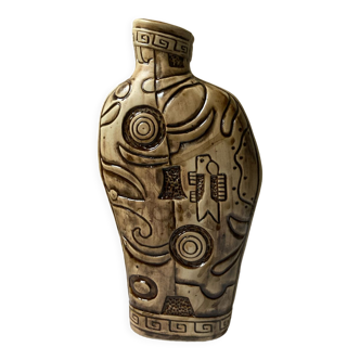 Free-form graphic ceramic vase