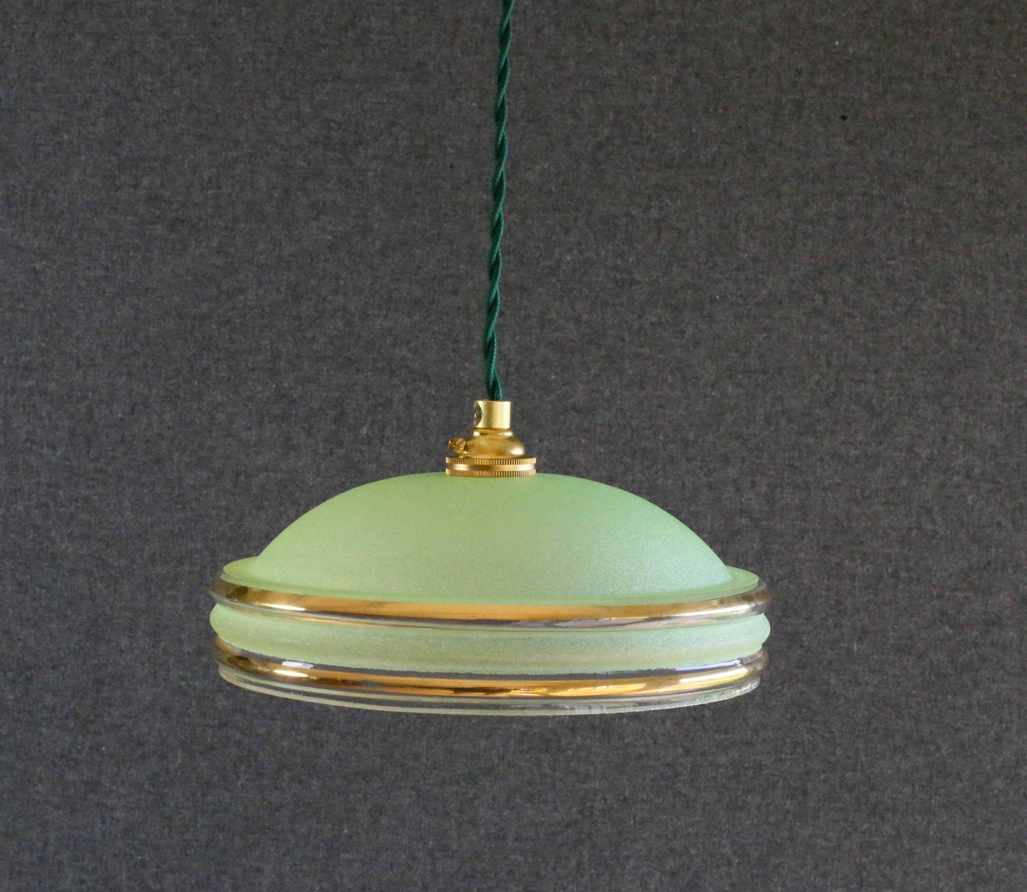 Suspension ancienne années 40 en verre granité vert avec filets dorés, douille et cable neufs