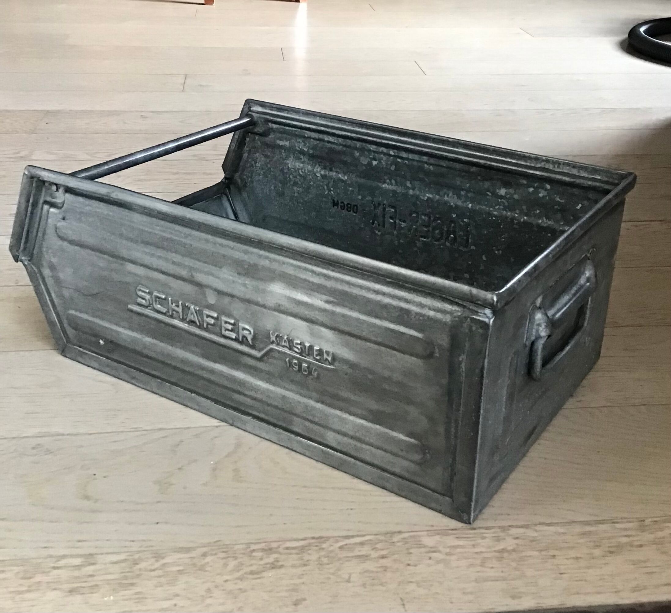 Industrial metal spout tray