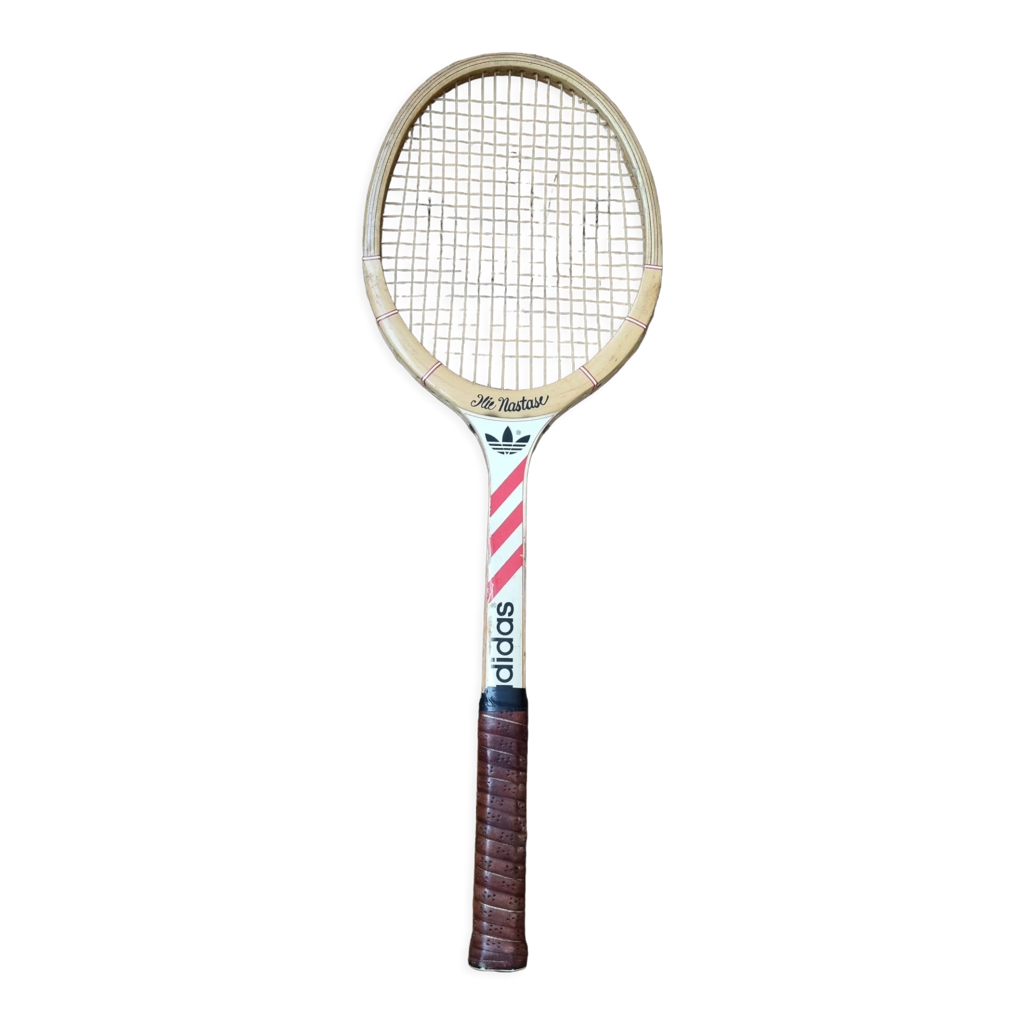Une raquette de tennis vintage avec des balles sur fond de bois | Photo Premium