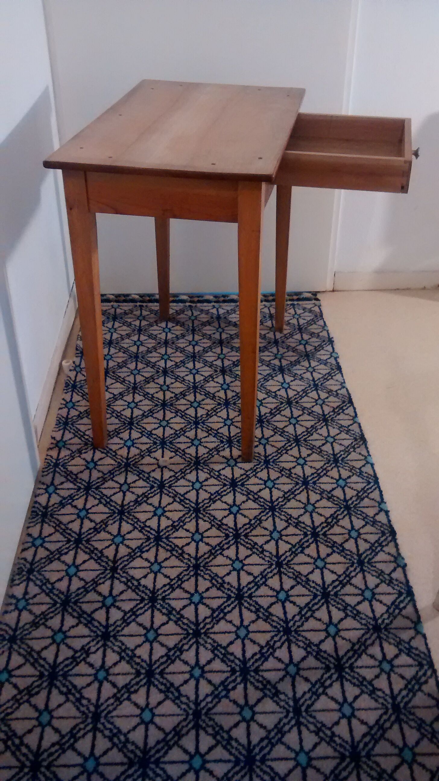 Side table feet spindle