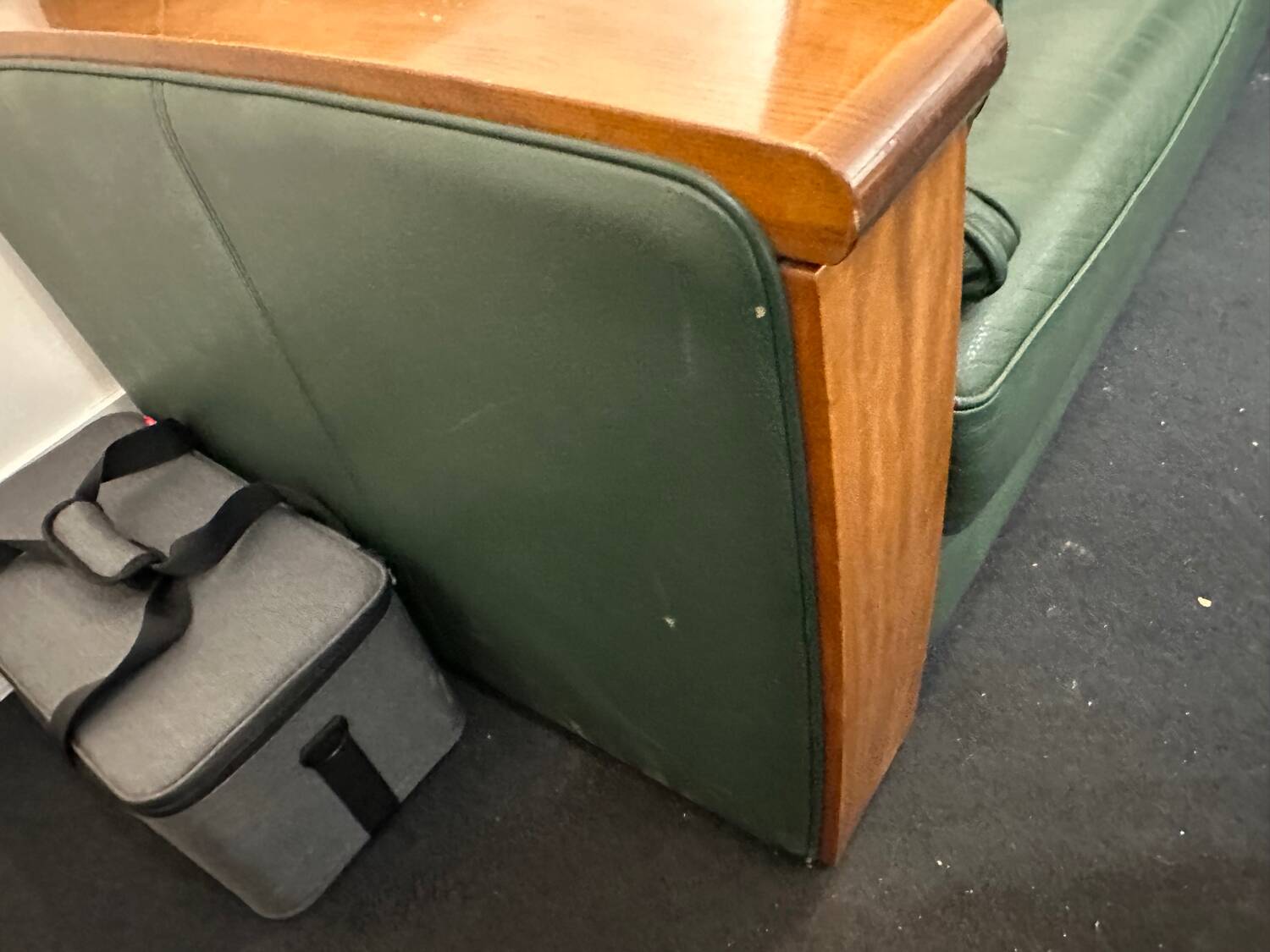 Leather canapé in Art Deco style designed by Jacques Leleu.