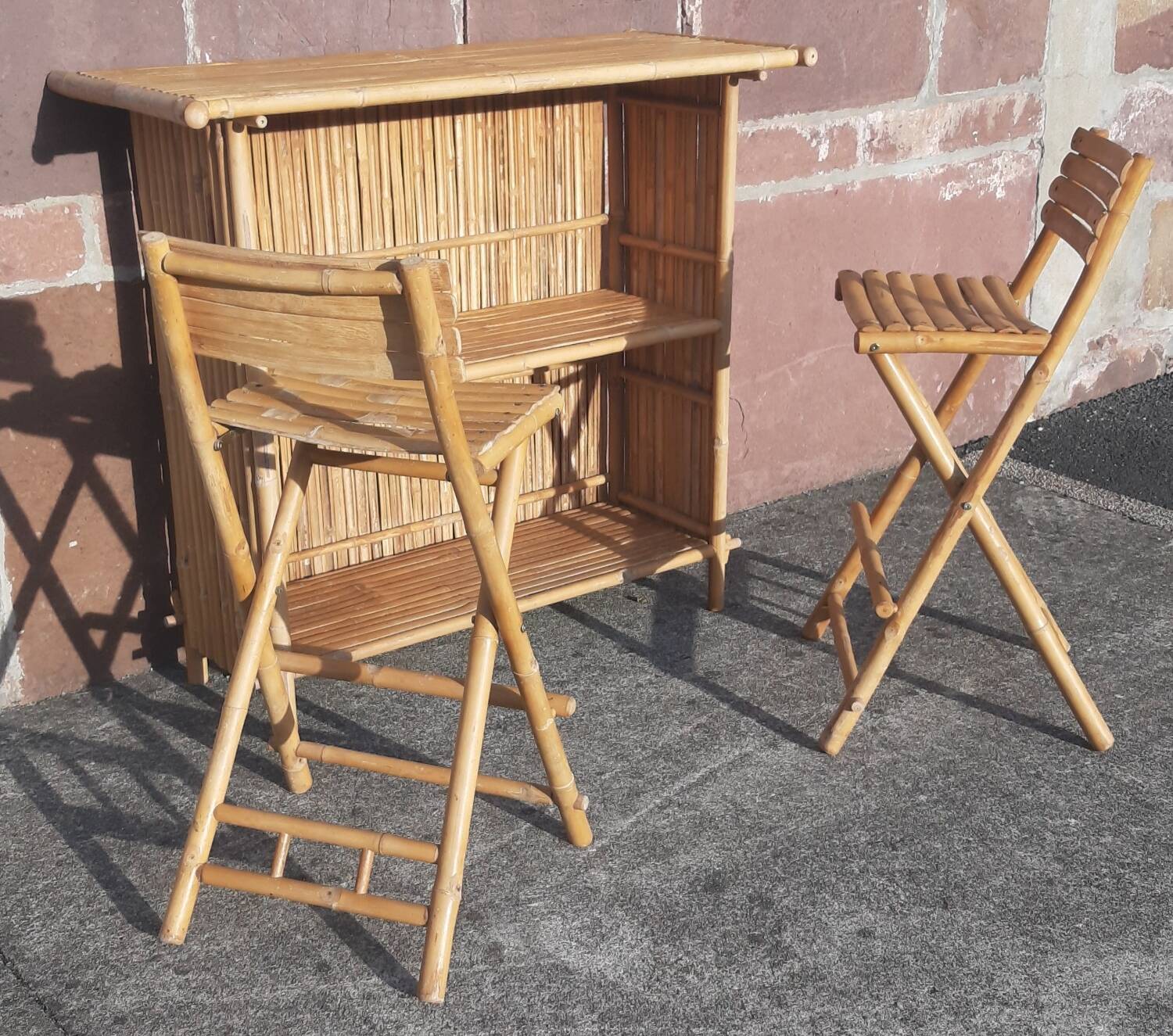 Bamboo counter or bar. (With 2 folding high chairs)