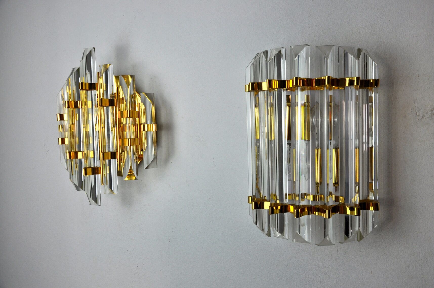 Duo of venini wall lamps, Murano, cut glass, Italy, 1970