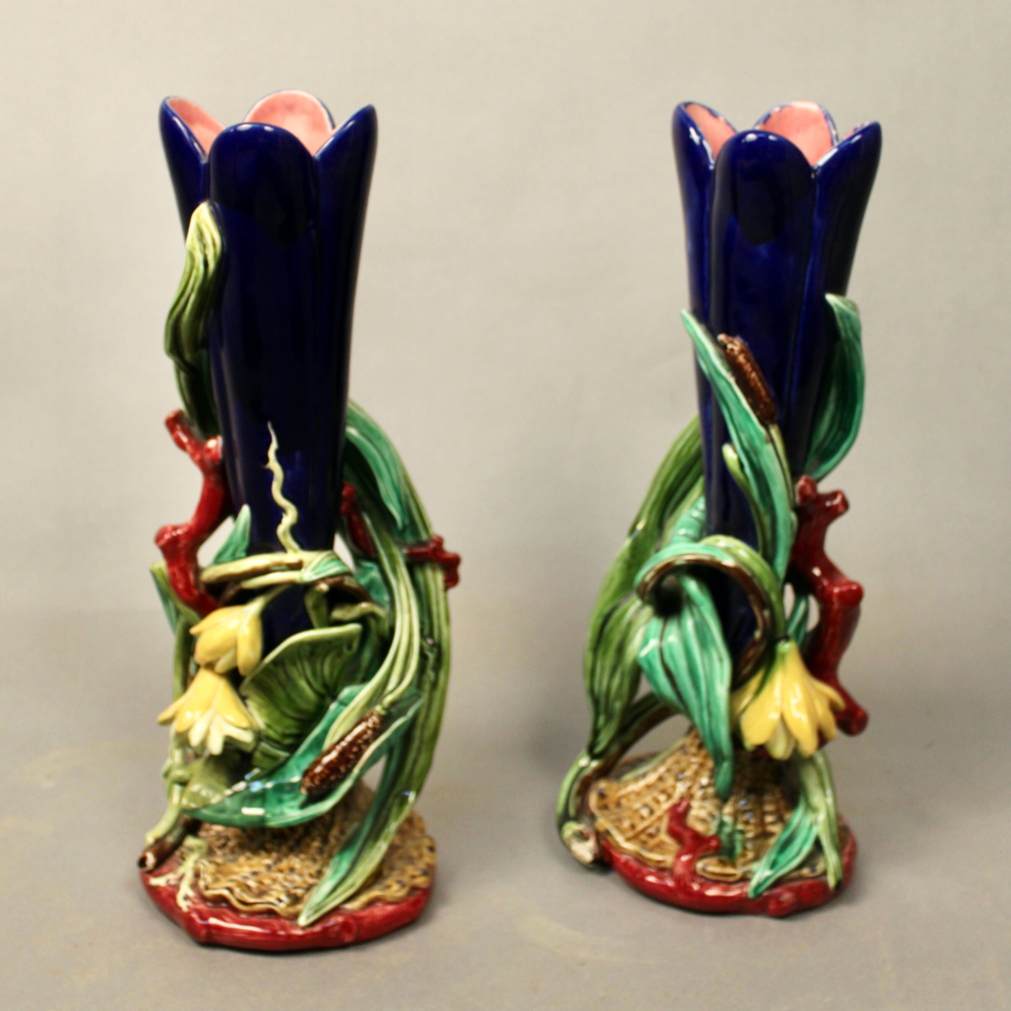 Pairs of vases decorated with majolica sarguemine flowers