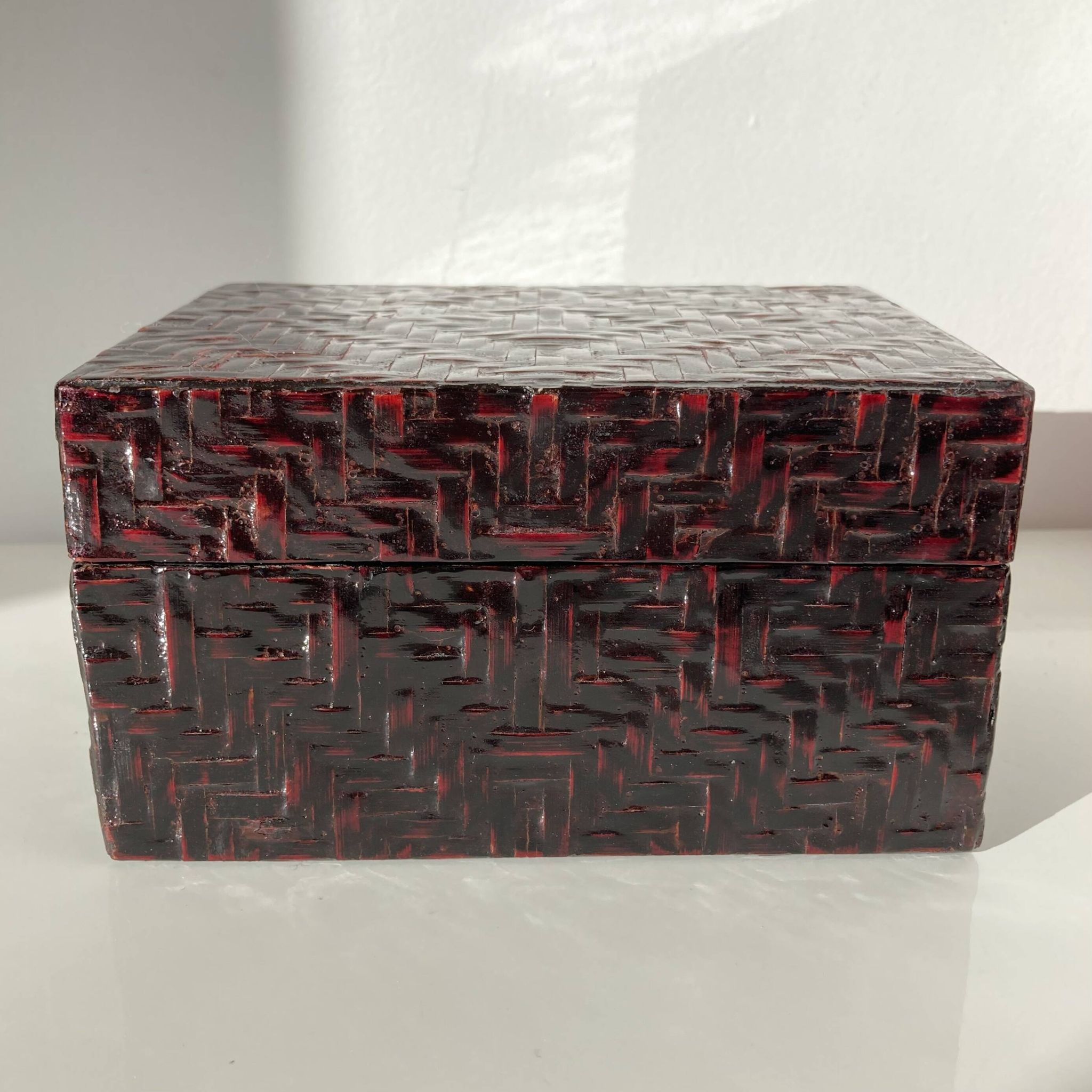 Boîte chinoise vintage de forme rectangulaire en bambou tressé et laqué