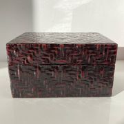 Boîte chinoise vintage de forme rectangulaire en bambou tressé et laqué