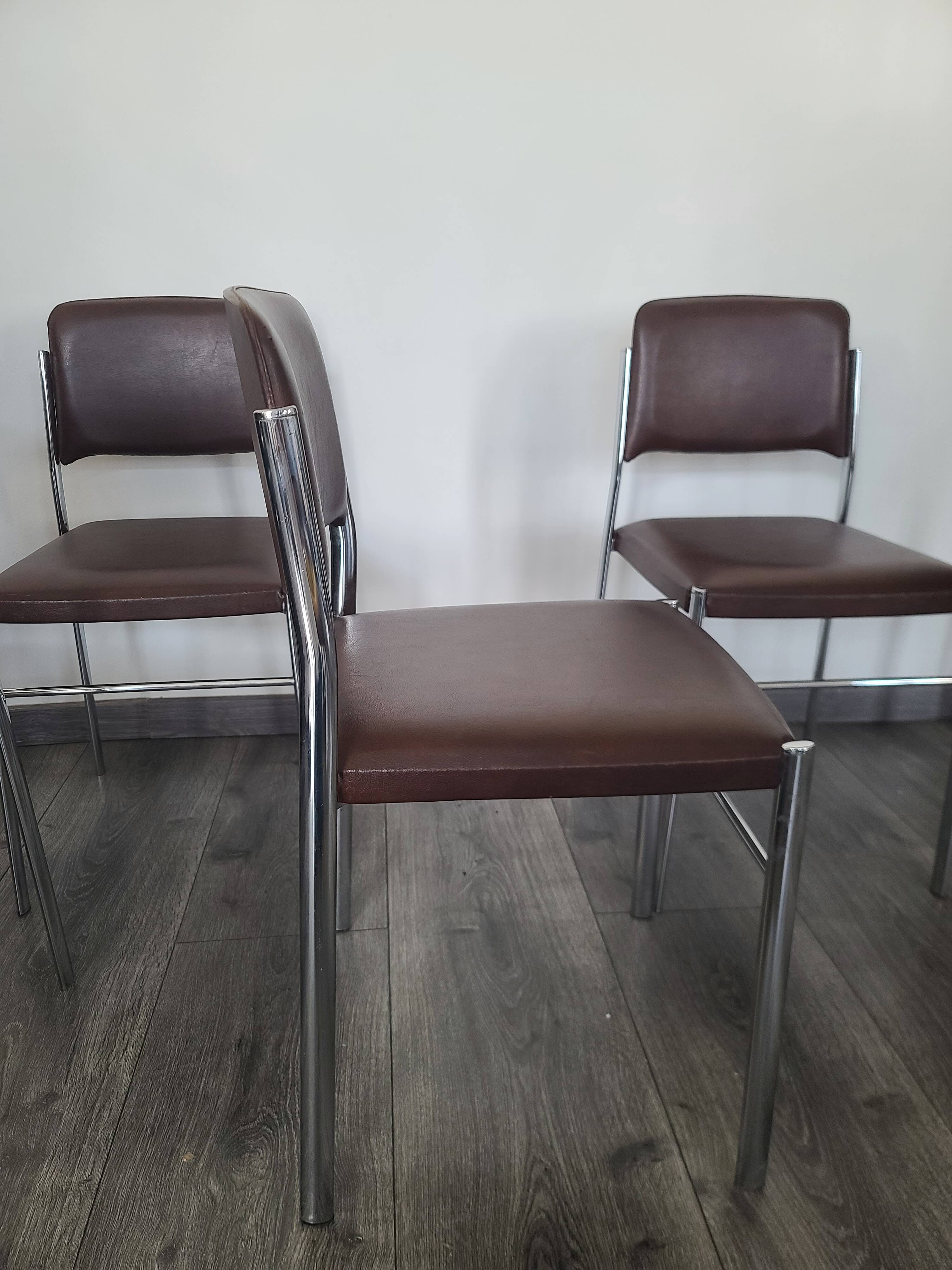 Lot de 4 chaises fauteuil en skaï marron année 1970