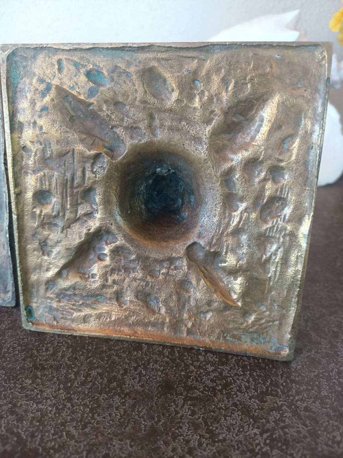 Financial-style candle holders in gilded bronze