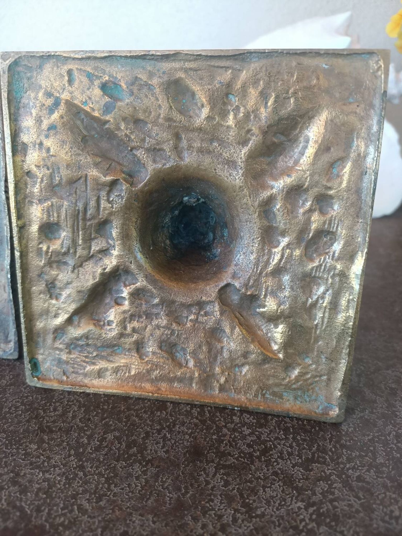 Financial-style candle holders in gilded bronze