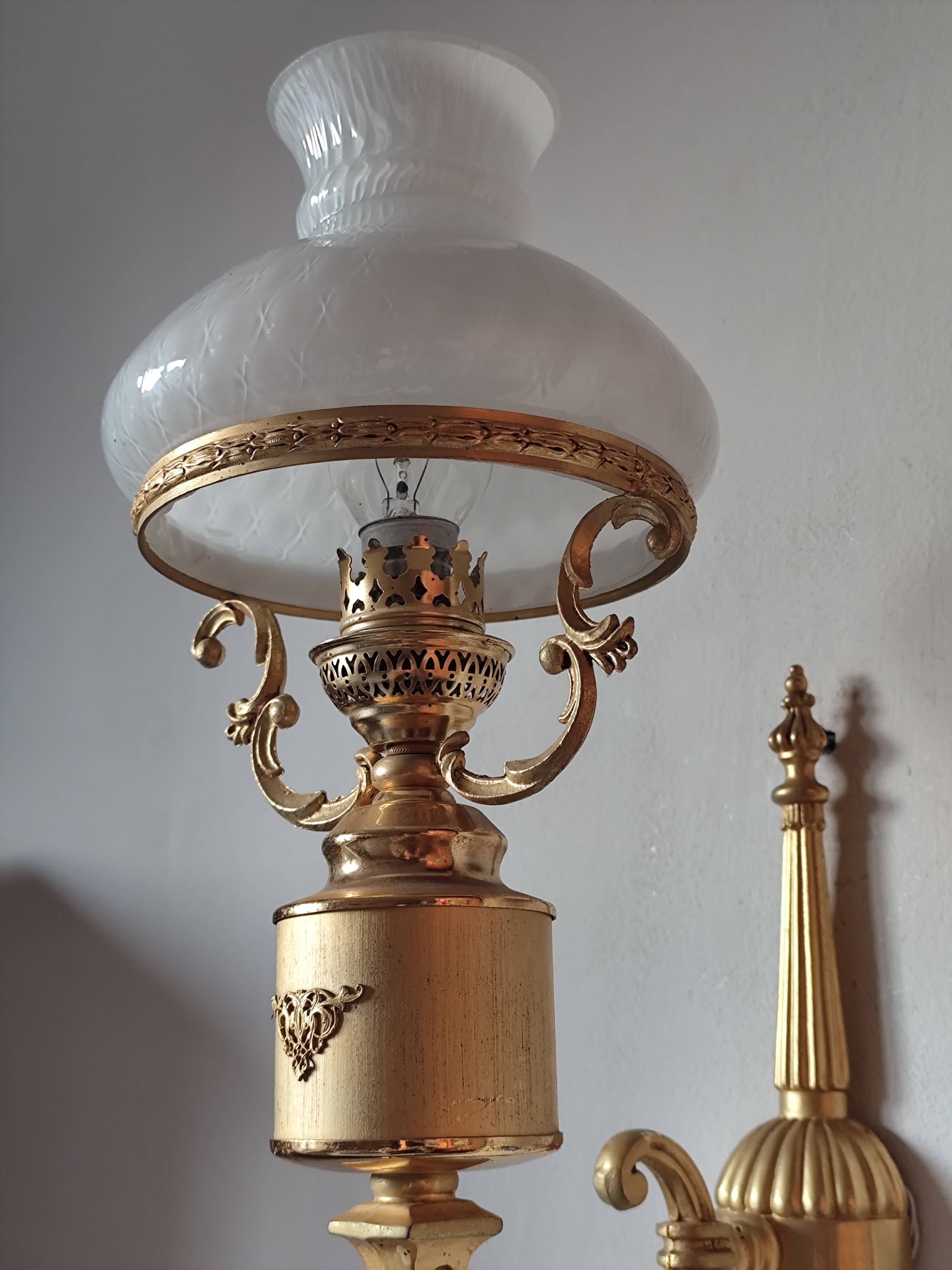 Wall lamp in brass and white opal.