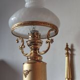Wall lamp in brass and white opal.