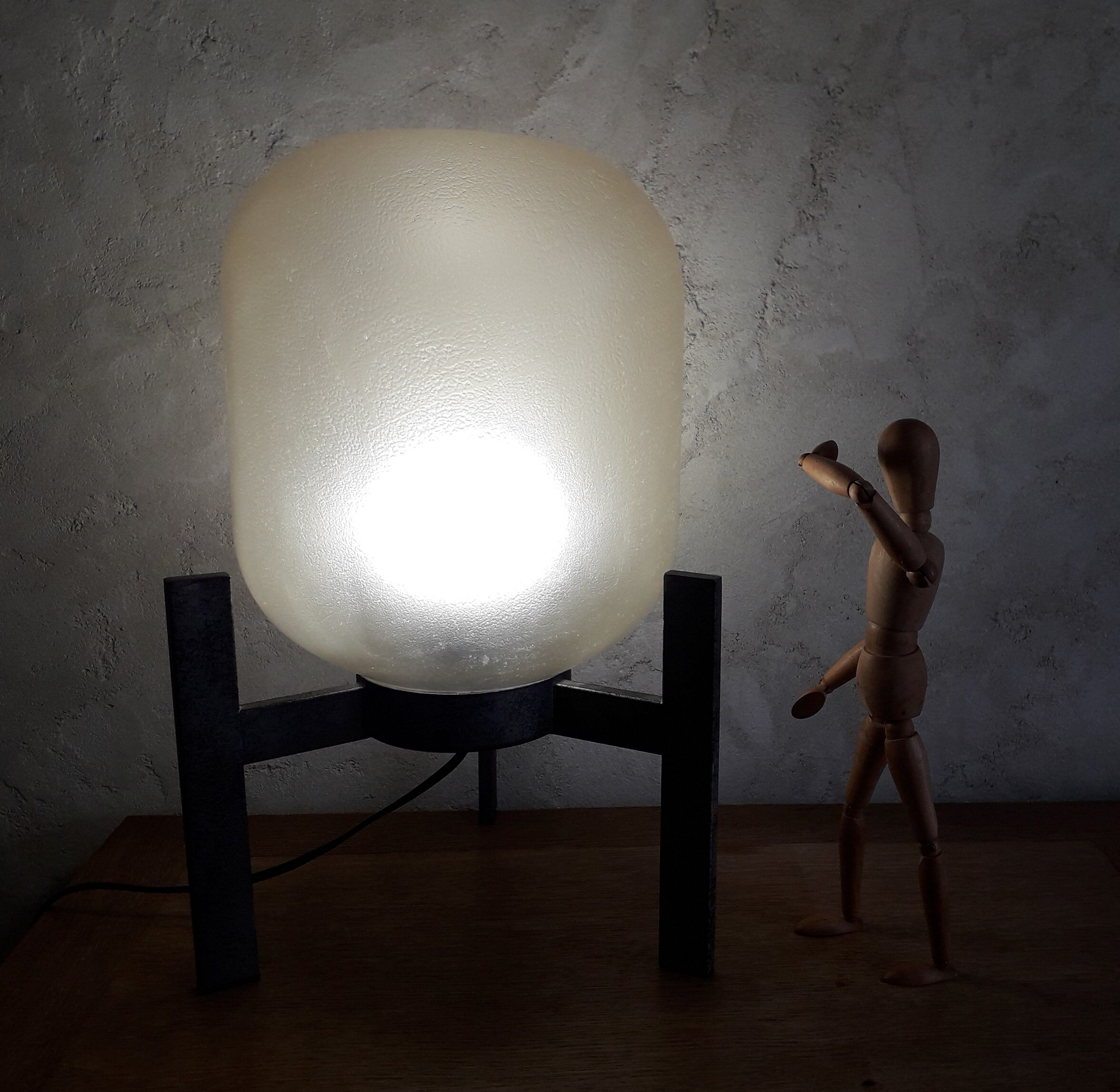 Tripod table lamp