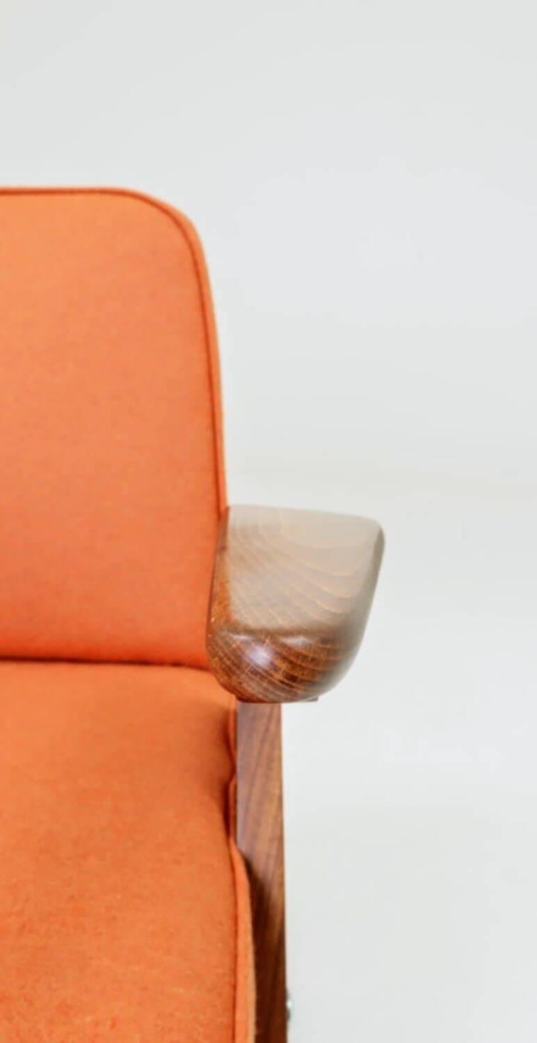 Fauteuil lounge vintage en laine, tissu orange et bois de hêtre