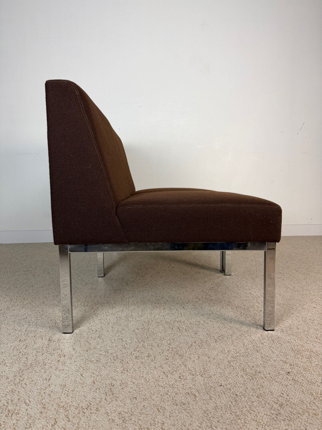 3 chauffeuses vintage – tissu brun & piètement chromé