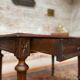 Bureau double face en bois naturel de style Louis XVI