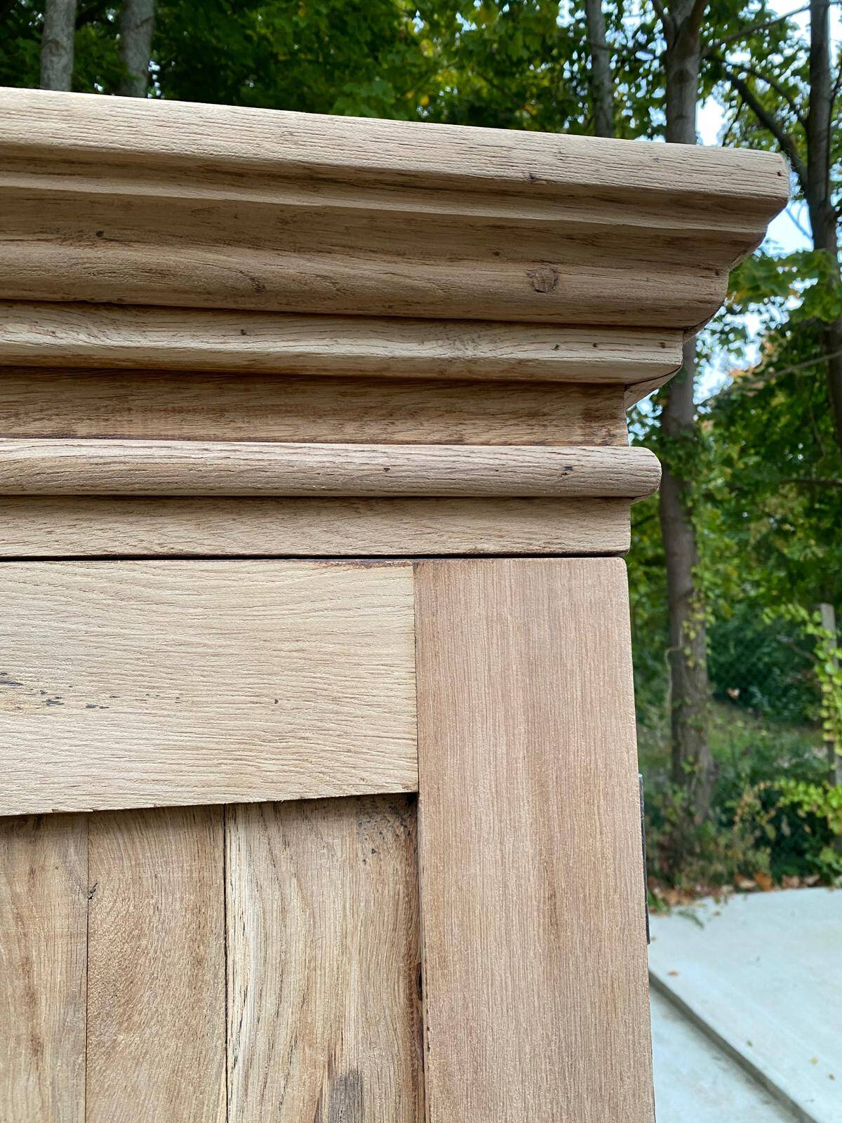 Armoire de ferme rénovée en chêne massif brut du 19ème