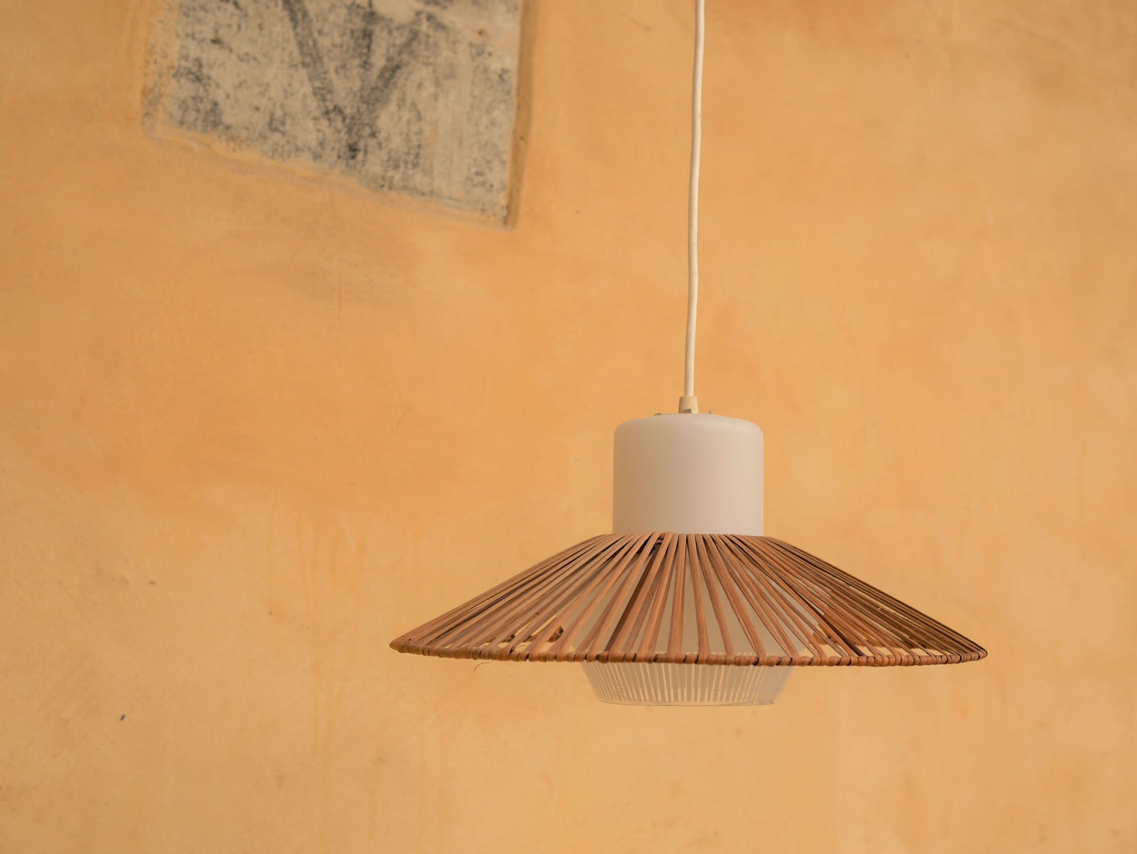 Suspension vintage en verre et en rotin