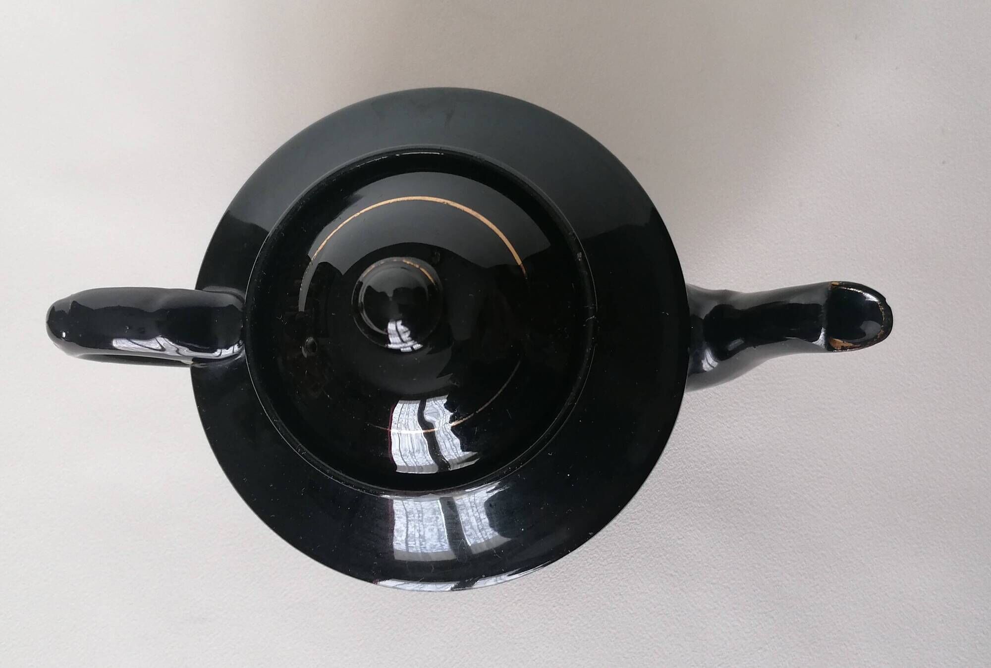 Victoria numbered enamelled earthenware teapot