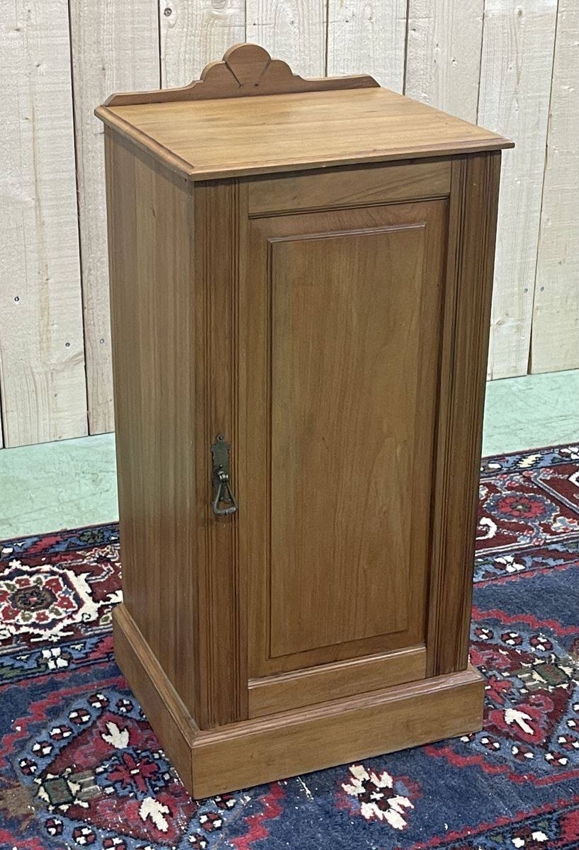 English bedside table in satin wood from the 1930s.