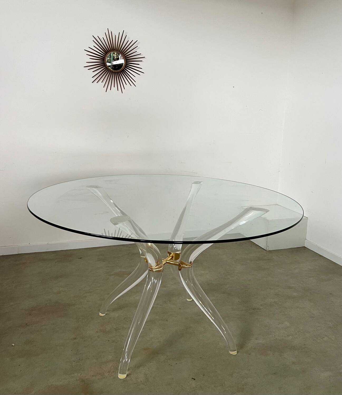 Venice model round dining table from Madelia by Paris Altuglas foot