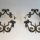 Paire d'importantes appliques décoratives en fer forgé
