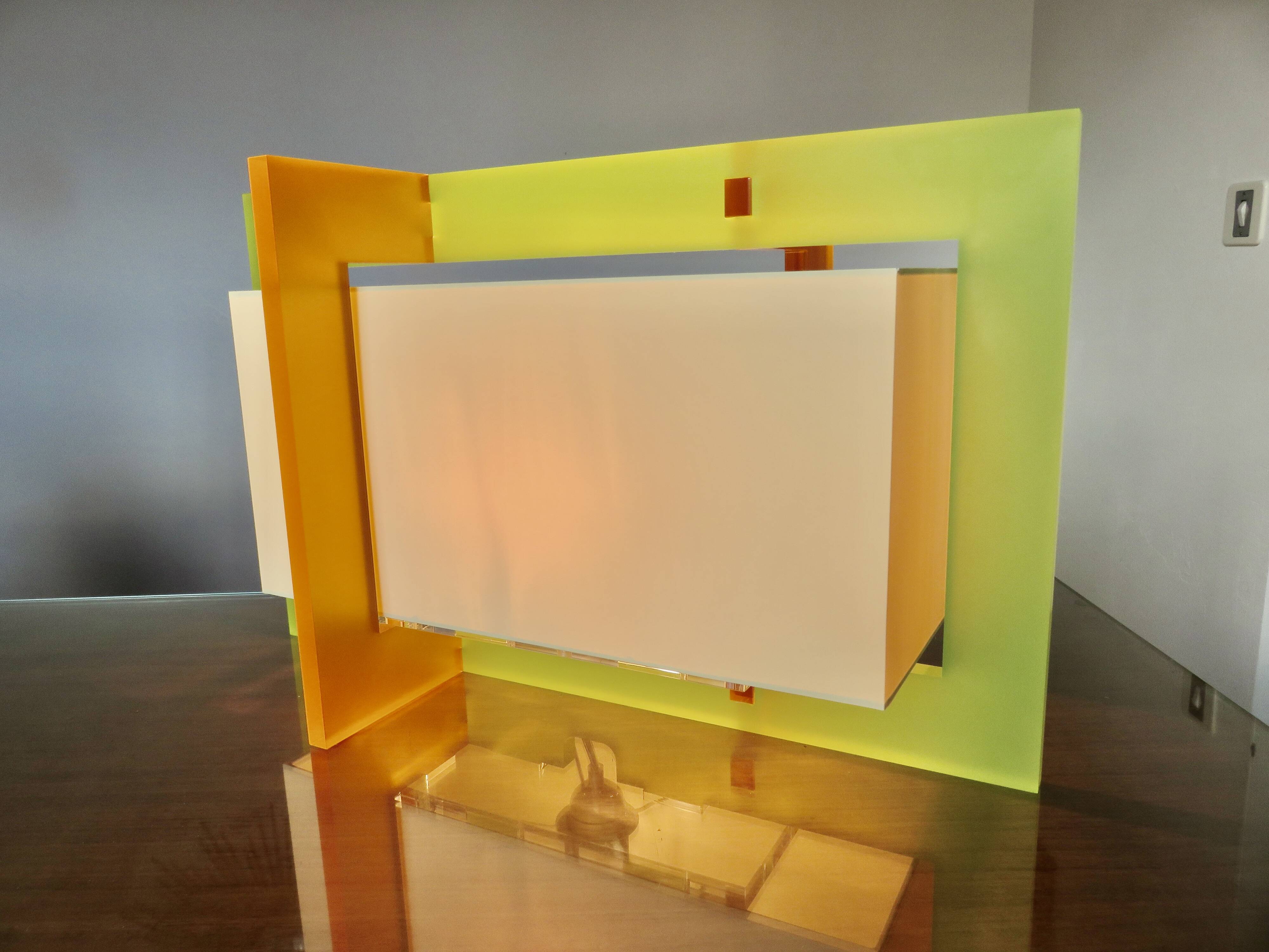 Large American table lamp in two-tone altuglas, 1980