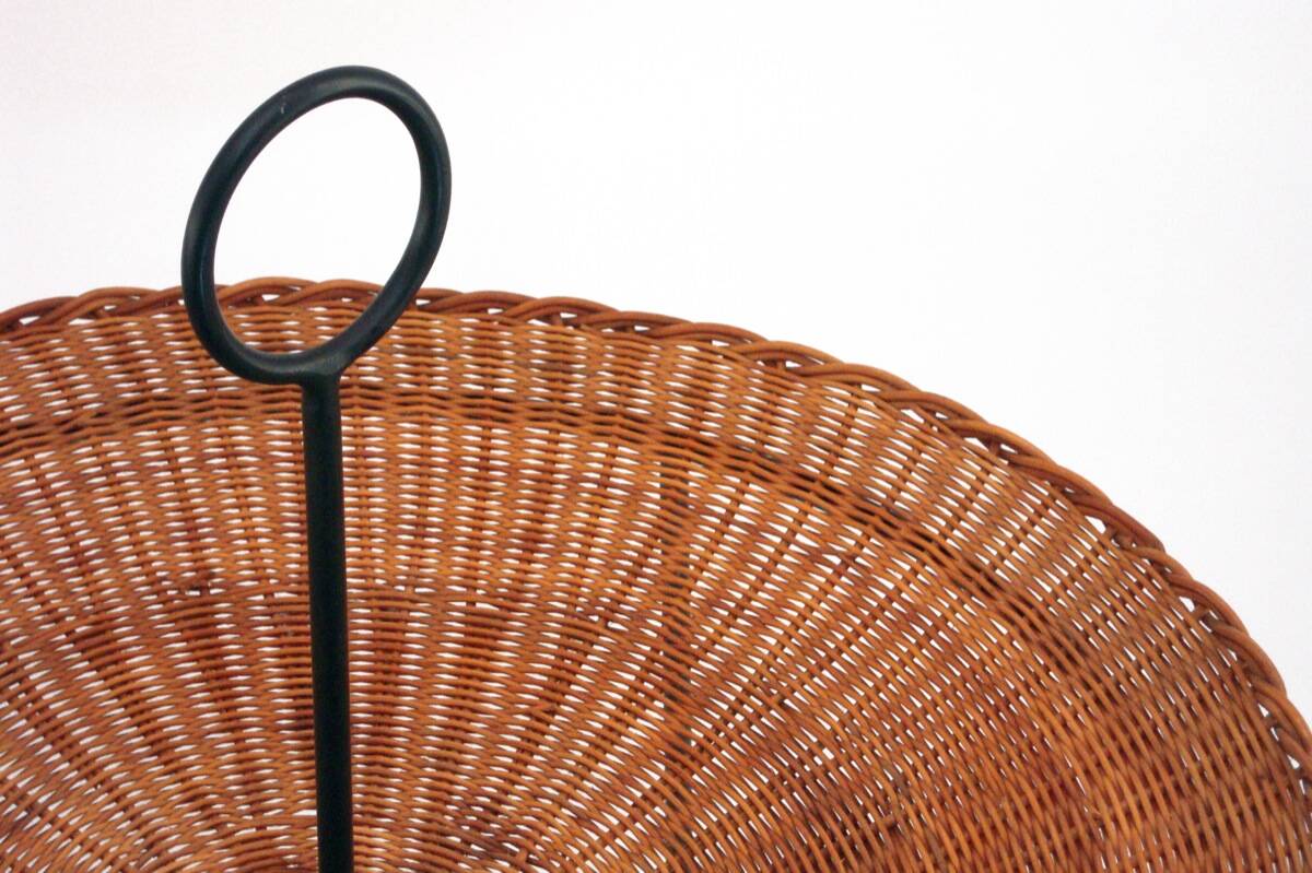 Table incurvée, porte revue en osier et laiton laqué noir, 1960